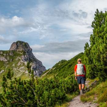 Wandelaars op een bergpad in de bergen van Liechtenstein