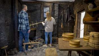Bezoekers verkennen een oude rokerij in het Walser Museum Triesenberg