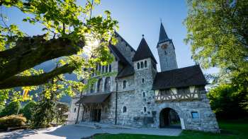 Buitenaanzicht van de parochiekerk van St Nicholas