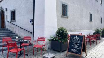 Rode tafels en stoelen voor het Liechtensteinisches LandesMuseum