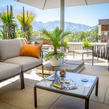 Terras met cocktails en uitzicht op de Liechtensteinse Alpen
