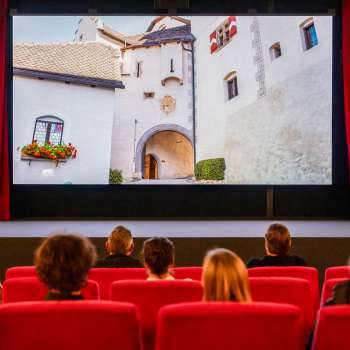 Bioscoopbezoekers in de oude bioscoop in Vaduz kijken naar een film over Liechtenstein