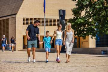 Wandelingen met het gezin in de zon door het moderne centrum van Vaduz in Liechtenstein, dicht bij het kunstmuseum en de regeringswijk.