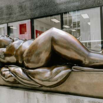 Bronzen beeld van een liggende vrouw voor het Kunstmuseum Liechtenstein in Vaduz.