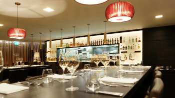 Moderne bar in restaurant Kokon met stijlvolle wijnglazen en sfeervolle verlichting