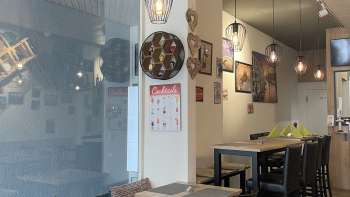 Stijlvol ingerichte eetkamer met zwarte houten meubels, houten vloeren en creatieve wanddecoraties