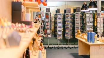 Bekijk ansichtkaarten en souvenirs in de verkoopruimte van het Liechtenstein Centre in Vaduz.