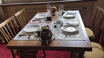 Overdekte eettafel in vakantiehuis Bärgrhi