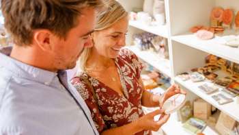 Paar onderzoeken geweldige producten uit Liechtenstein in de Hoi-Laden