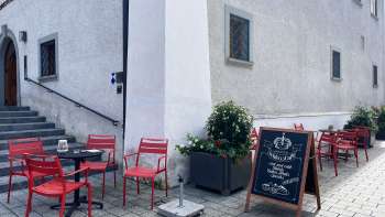 Rode tafels en stoelen voor het Liechtensteinisches LandesMuseum