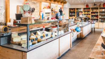 Moderne verkoopruimte van de boerderijwinkel Bangshof in Liechtenstein met regionale producten zoals kaas, yoghurt en fruit.