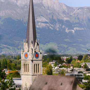Uitzicht op de St Florin kathedraal in Vaduz met bergen op de achtergrond