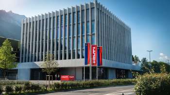 Het architectonisch indrukwekkende hoofdkantoor van Hilti in Schaan - een modern industrieel gebouw met uitzicht op de Alpen.