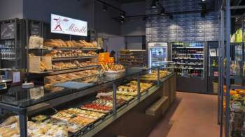 Vers gebakken brood, cake en gebak in de moderne Mündle bakkerij in Ruggell met een uitnodigende verkoopbalie