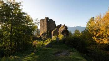 De ruïnes van kasteel Schalun bij Vaduz in Liechtenstein, indrukwekkend gelegen op een rotspunt met uitzicht op de Alpen.