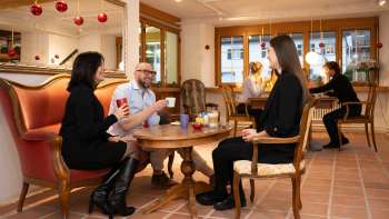 Drie mensen in het Keramikcafé in Liechtenstein met koffie en thee in een gezellige loungesfeer. Drie mensen in het Keramikcafé in Liechtenstein met koffie en thee in een gezellige loungesfeer.