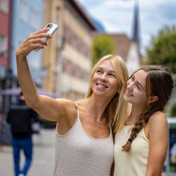 Twee vrouwen nemen een vrolijke selfie in het centrum van Vaduz