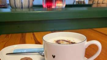 Close-up van een koffiekopje op een tafel in de Bergstübli Steg