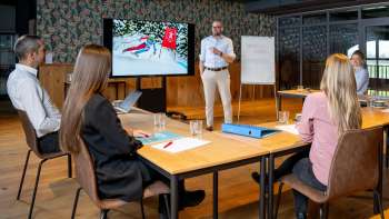 Keynote toespraak met Marco Büchel in een vergaderzaal