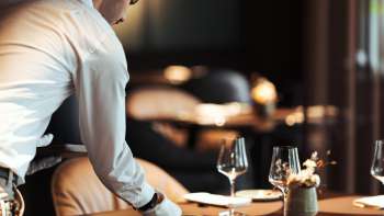 Ruime eetruimte met een elegante sfeer, grote tafels en moderne stoelen