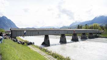 De historische Oude Rijnbrug tussen Vaduz en Sevelen - overdekte houten brug over de Rijn met een panoramisch uitzicht op de Alpen.