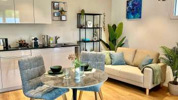 Kitchenette, eettafel en bank