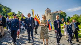 Prinsenfamilie en gasten bij de staatsceremonie van 2024 in Liechtenstein voor het kasteel van Vaduz