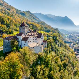 Kasteel Vaduz in Liechtenstein in de gouden herfst, met uitzicht op de Alpenrijnvallei en de stad Vaduz