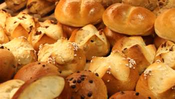 Vers gebakken broodjes en zoete gebakjes in de Balu bakkerij