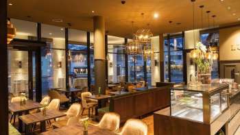 Elegant café met gezellige zithoeken, stijlvol meubilair en een warme verlichtingsambiance