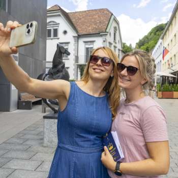 Twee vrouwen maken een selfie in het oude centrum van Vaduz