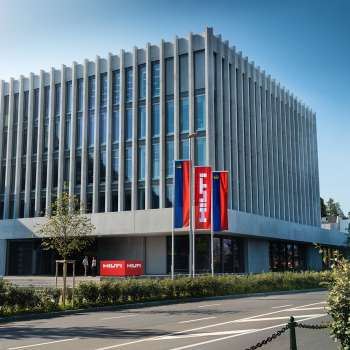 Het architectonisch indrukwekkende hoofdkantoor van Hilti in Schaan - een modern industrieel gebouw met uitzicht op de Alpen.