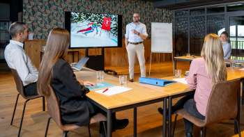 Keynote toespraak met Marco Büchel in een vergaderzaal