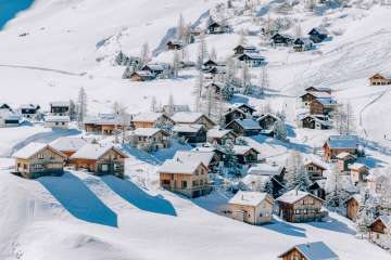 Met sneeuw bedekte chalets en vakantiehuizen in het skigebied van Malbun, genesteld in de Liechtensteinse Alpen - zo zou het altijd moeten gaan