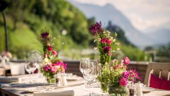 Sfeervol gedekte tafel met witte servetten, glazen en bestek in een moderne ambiance
