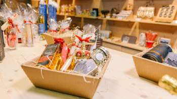 Hoogwaardige cadeaumand met specialiteiten uit Liechtenstein, decoratief gerangschikt in het Liechtenstein Center.