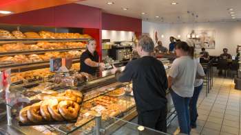 Verkoopruimte in bakkerij en banketbakkerij Mündle in Mauren waar mensen brood kopen