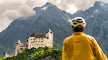 Een mountainbiker kijkt uit op de burcht Gutenburg