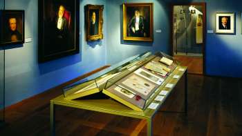 Vorstelijke kamer in het Nationaal Museum van Liechtenstein met tentoonstellingen op de achtergrond