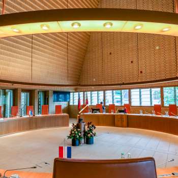 Moderne architectuur en vergaderzaal van het parlementsgebouw in Vaduz - zetel van het Liechtensteinse parlement.