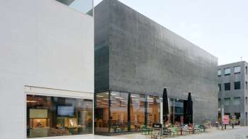 Buitenaanzicht van het Kunstmuseum Liechtenstein met moderne gevel en caféterras in Vaduz.
