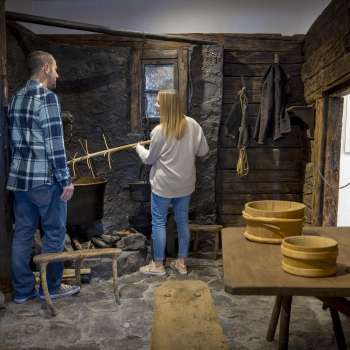 Bezoekers verkennen een oude rokerij in het Walser Museum Triesenberg