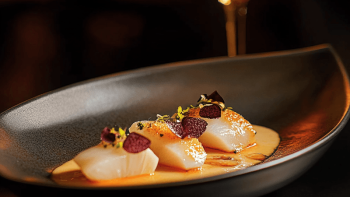 Kunstig bereid gerecht op een zwart bord