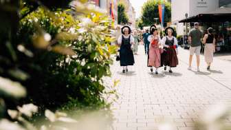 Traditionele klederdracht op de feestdagen 2024 in Vaduz Vrouwen in traditionele klederdracht tijdens de feestdagen 2024 in Vaduz, Liechtenstein, bij zonnig weer