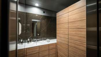 Elegante badkamer in het Grand Casino Hotel Liechtenstein