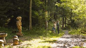 Houten figuur op het "pad van de Walser legendes"