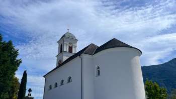 Buitenaanzicht van de parochiekerk van Sint-Petrus en Paulus Buitenaanzicht van de parochiekerk van Sint-Petrus en Paulus