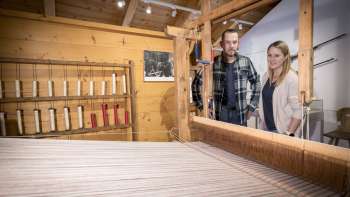 Bezoekers bekijken het weefgetouw in het Walser Museum