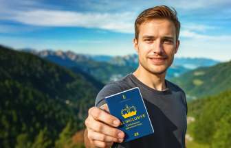 "ALL INCLUSIVE Belevenispas" Man toont de "ALL INCLUSIVE Belevenispas" met bergpanorama op de achtergrond