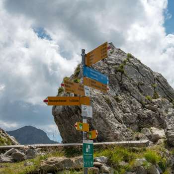 Wegwijzer bij de Pfälzerhütte met afstanden naar wandelbestemmingen in Liechtenstein.